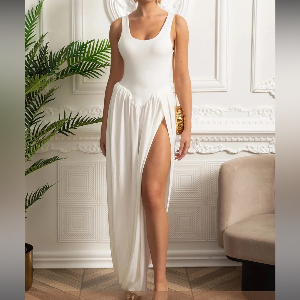 SIERRA DARIEN
DRAPED MAXI DRESS WITH SCULPTURAL SKIRT AND SIDE SLIT - WHITE